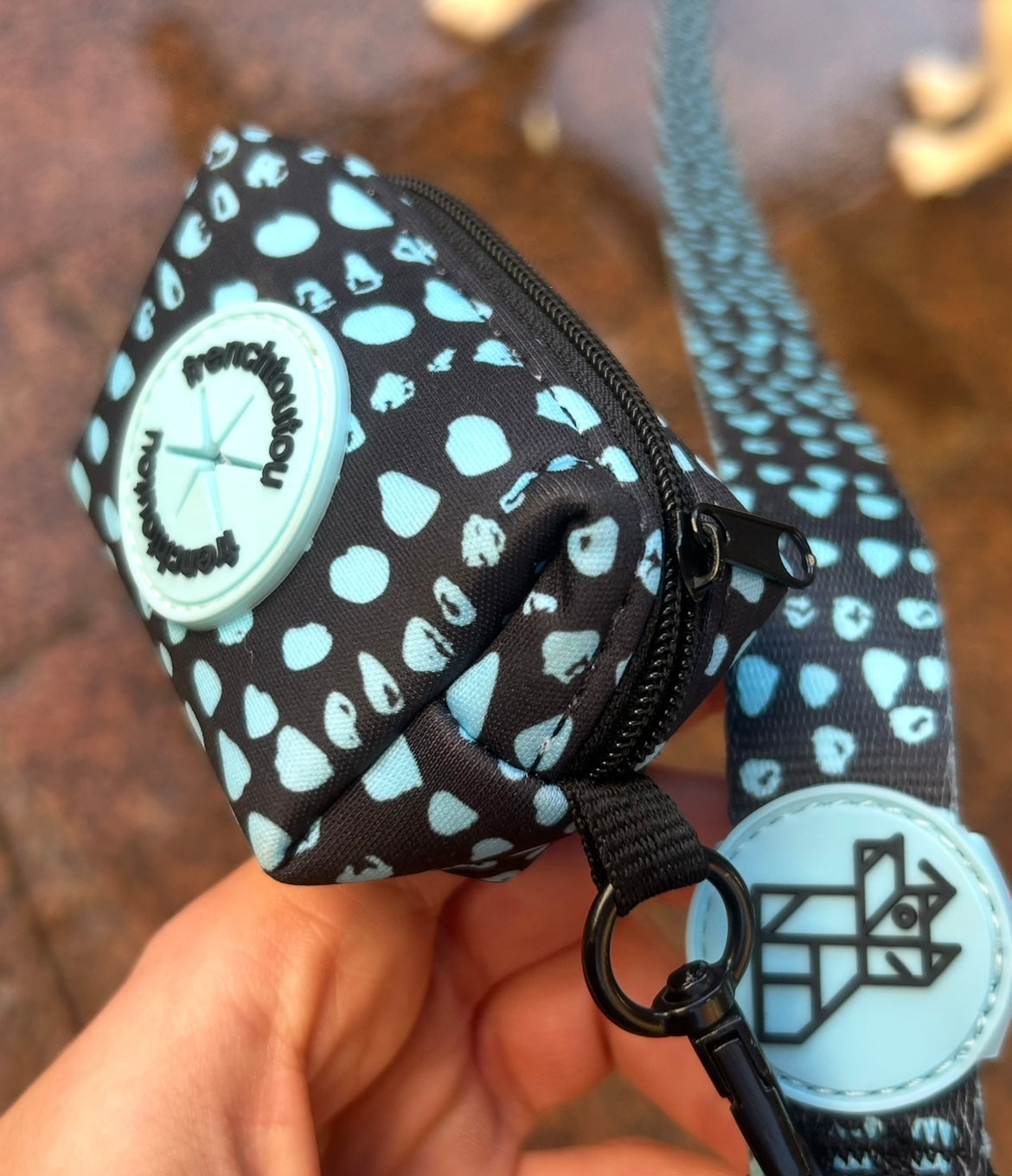 Dispensador de bolsas para excrementos – Práctico y compacto | FRENCHTOUTOU 