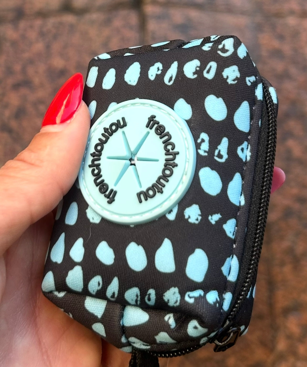 Dispensador de bolsas para excrementos – Práctico y compacto | FRENCHTOUTOU 