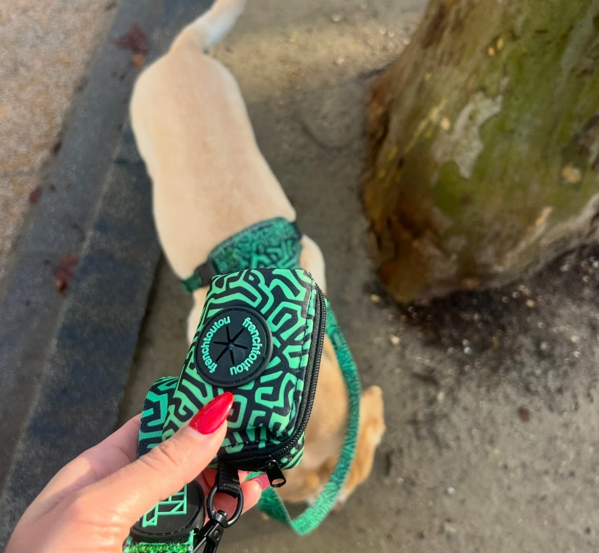 Dispensador de bolsas para excrementos – Práctico y compacto | FRENCHTOUTOU 