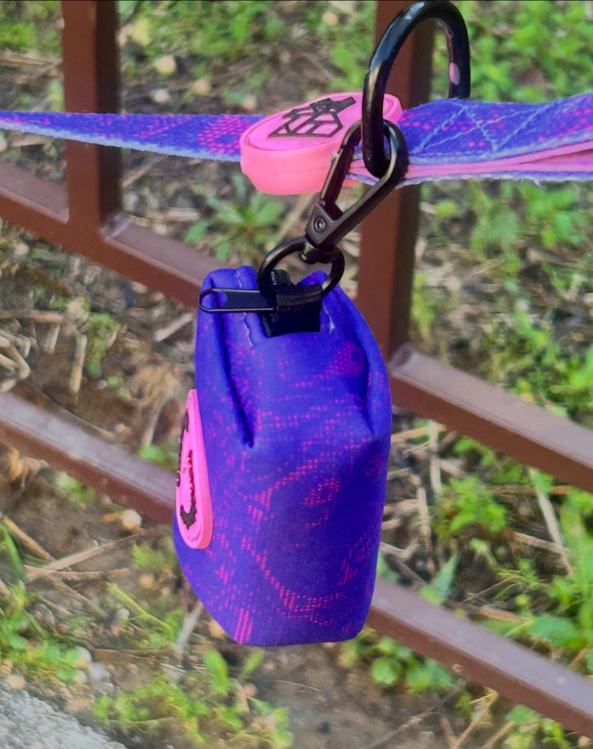 Dispensador de bolsas para excrementos – Práctico y compacto | FRENCHTOUTOU 