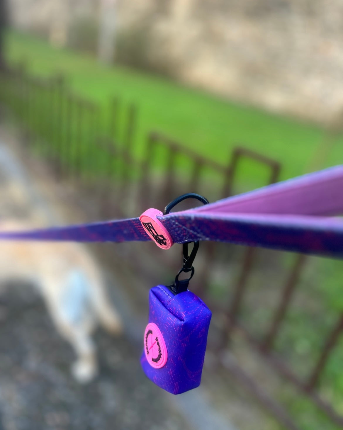 Dispensador de bolsas para excrementos – Práctico y compacto | FRENCHTOUTOU 