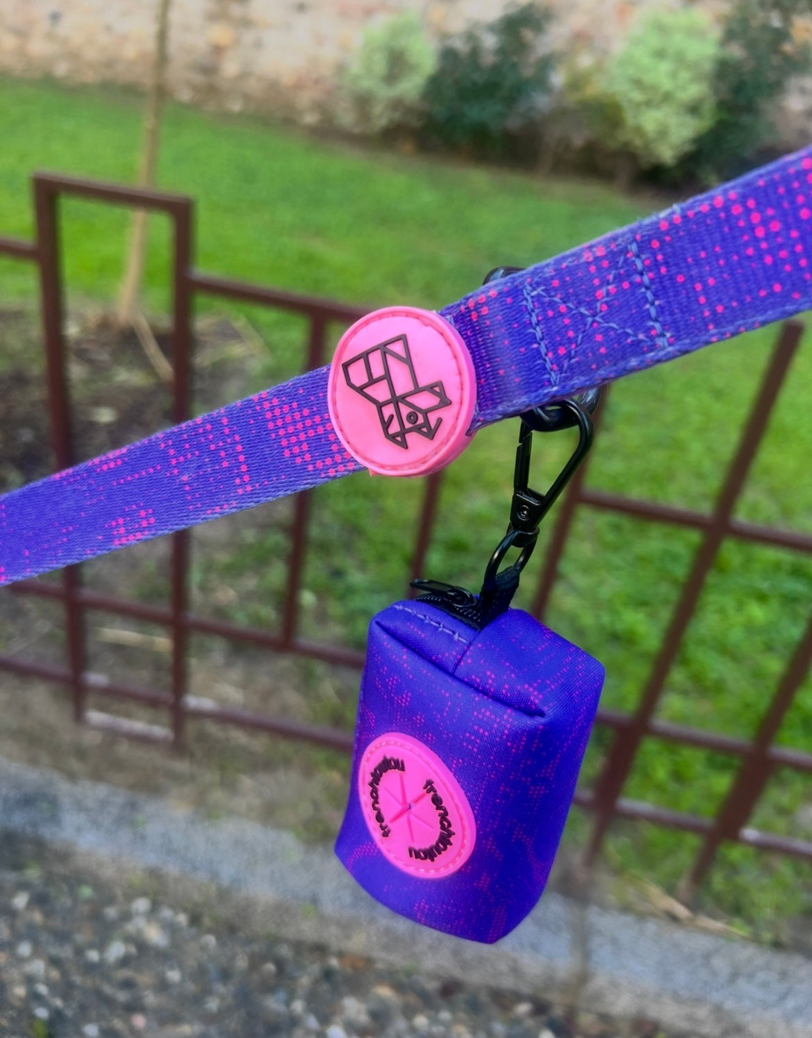 Dispensador de bolsas para excrementos – Práctico y compacto | FRENCHTOUTOU 