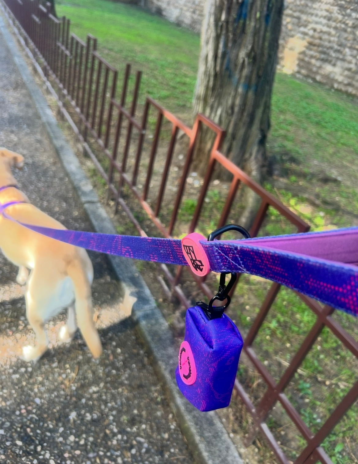 Dispensador de bolsas para excrementos – Práctico y compacto | FRENCHTOUTOU 