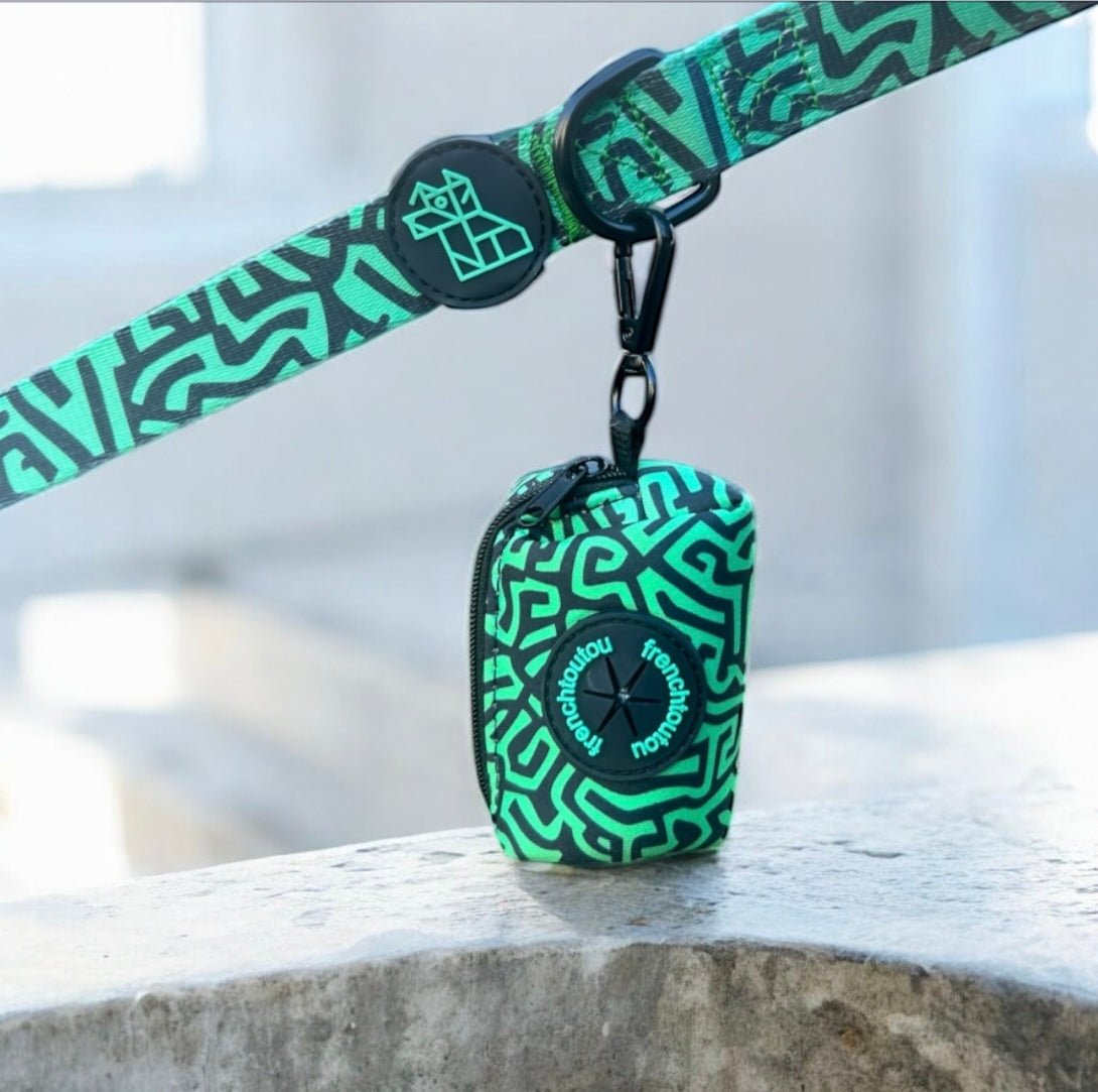 Distributeur de sacs à déjections – Pratique et compact | FRENCHTOUTOU - FRENCHTOUTOU®